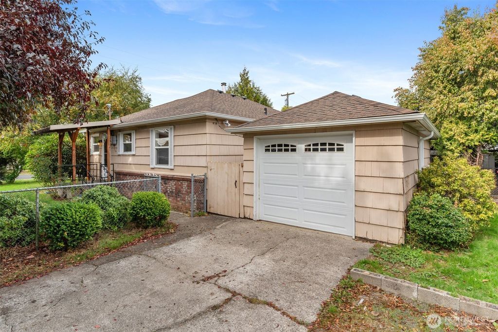 Photo of 386 SW 15th Street, Chehalis, WA 98532 (MLS # 2442606)
