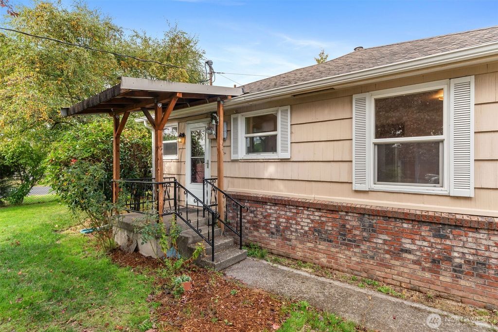 Photo of 386 SW 15th Street, Chehalis, WA 98532 (MLS # 2442606)