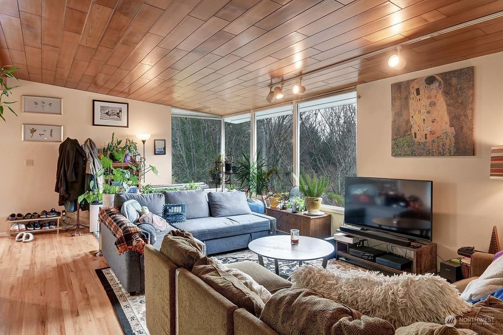 Photo of 10606 Alton Place NE, Seattle, WA 98125 (MLS # 2022577)