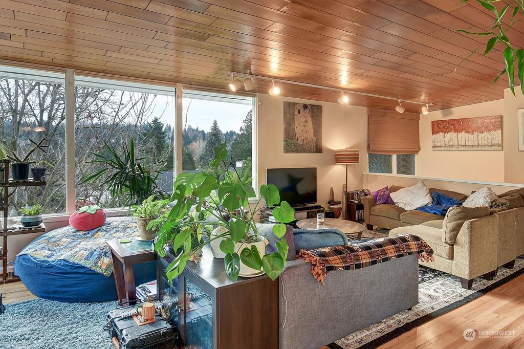 Photo of 10606 Alton Place NE, Seattle, WA 98125 (MLS # 2022577)