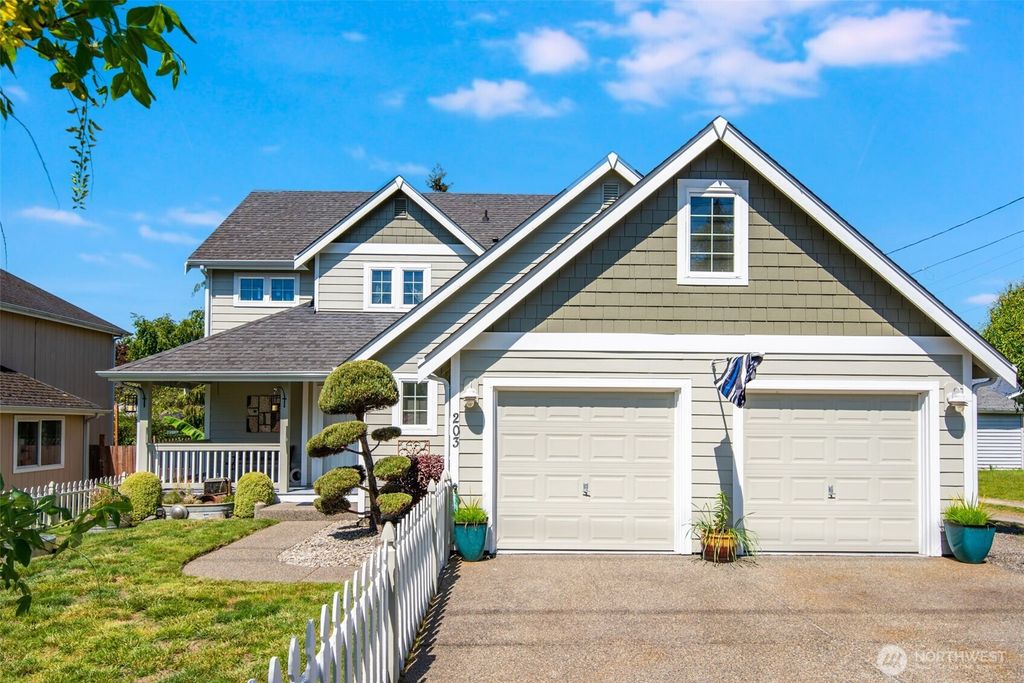 Photo of 203 3rd Street NE, Yelm, WA 98597 (MLS # 2522088)