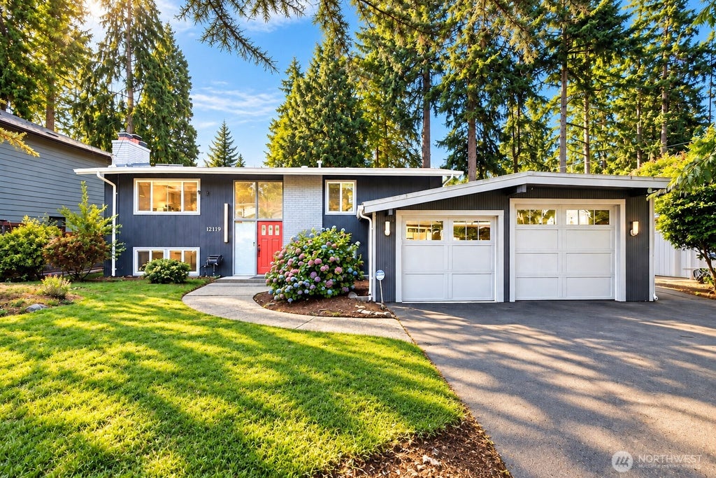 Photo of 12119 NE 65th St ST, Kirkland, WA 98033 (MLS # 2589752)
