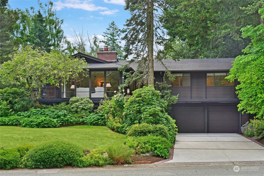 Photo of 7405 86th Avenue SE, Mercer Island, WA 98040 (MLS # 2130912)