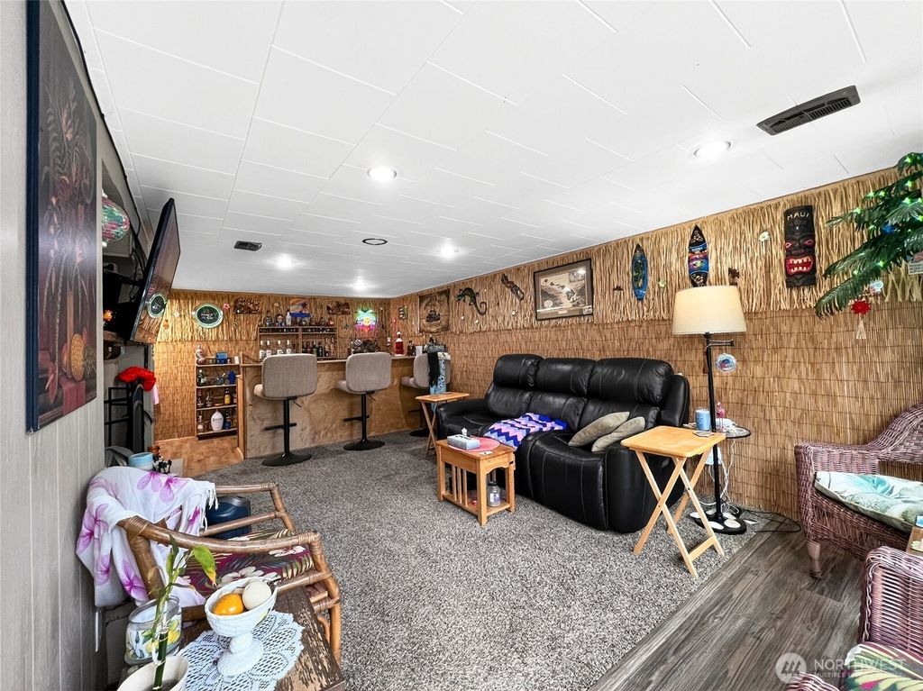 Photo of 610 4th Street NE, Puyallup, WA 98372 (MLS # 2518984)