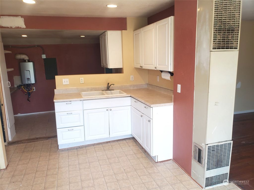 Photo of 130 3rd Avenue N, Algona, WA 98001 (MLS # 2264124)