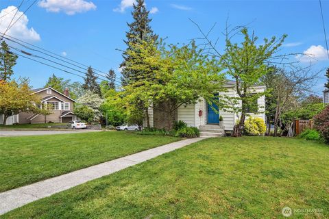 Photo of 8622 17th Avenue NE, Seattle, WA 98115 (MLS # 2520151)
