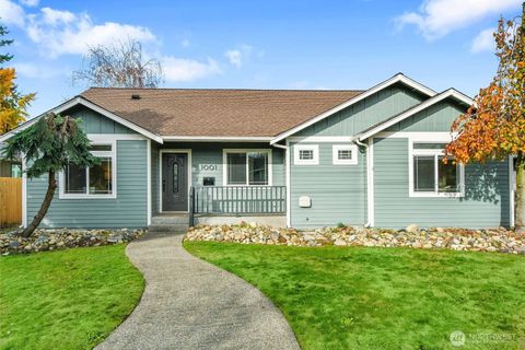 Photo of 1001 8th Avenue NW, Puyallup, WA 98371 (MLS # 2533607)