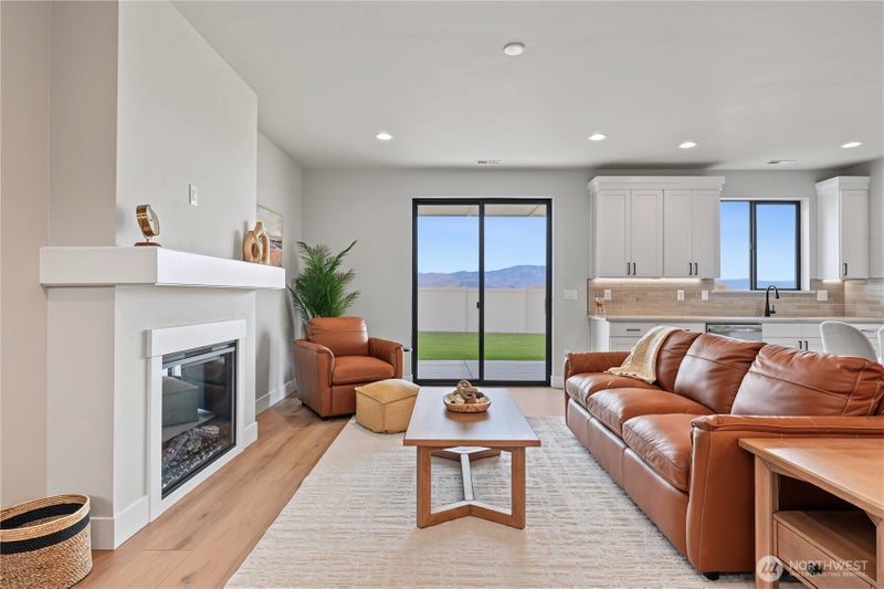 526 S Oasis Loop