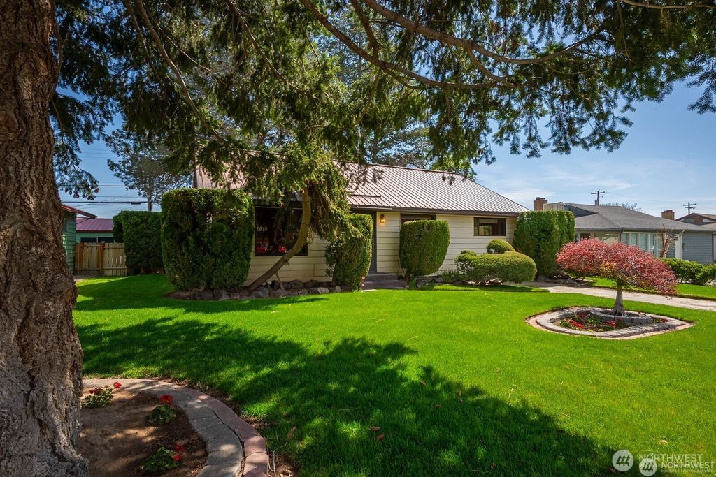 Photo of 1134 SW C Street, Ephrata, WA 98823 (MLS # 2497052)