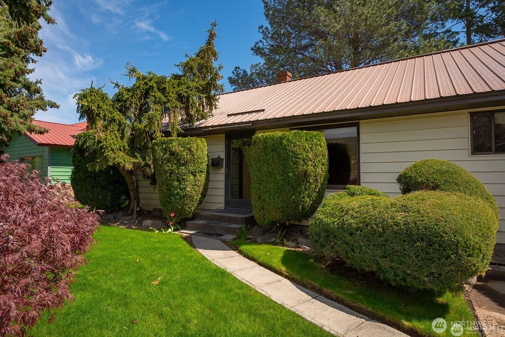 Photo of 1134 SW C Street, Ephrata, WA 98823 (MLS # 2497052)