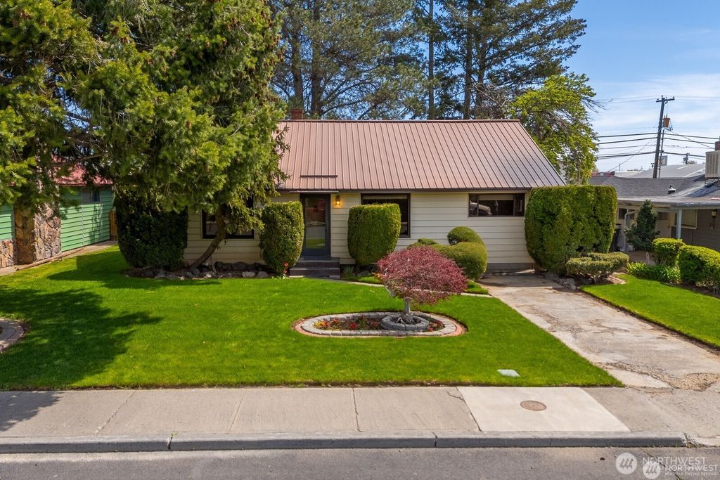 Photo of 1134 SW C Street, Ephrata, WA 98823 (MLS # 2497052)