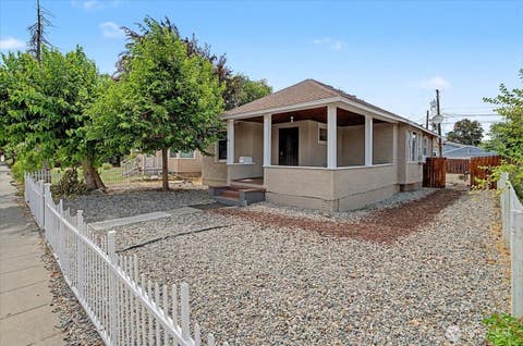 Photo of 630 Kittitas St ST, Wenatchee, WA 98801 (MLS # 2547077)
