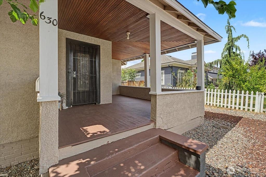 Photo of 630 Kittitas St ST, Wenatchee, WA 98801 (MLS # 2547077)