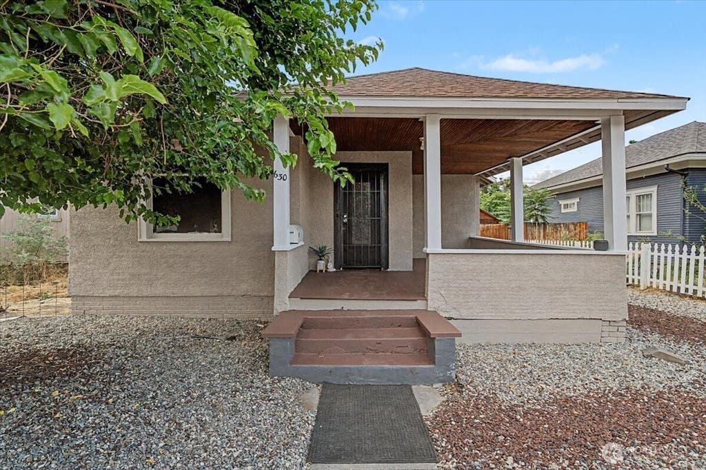 Photo of 630 Kittitas St ST, Wenatchee, WA 98801 (MLS # 2547077)