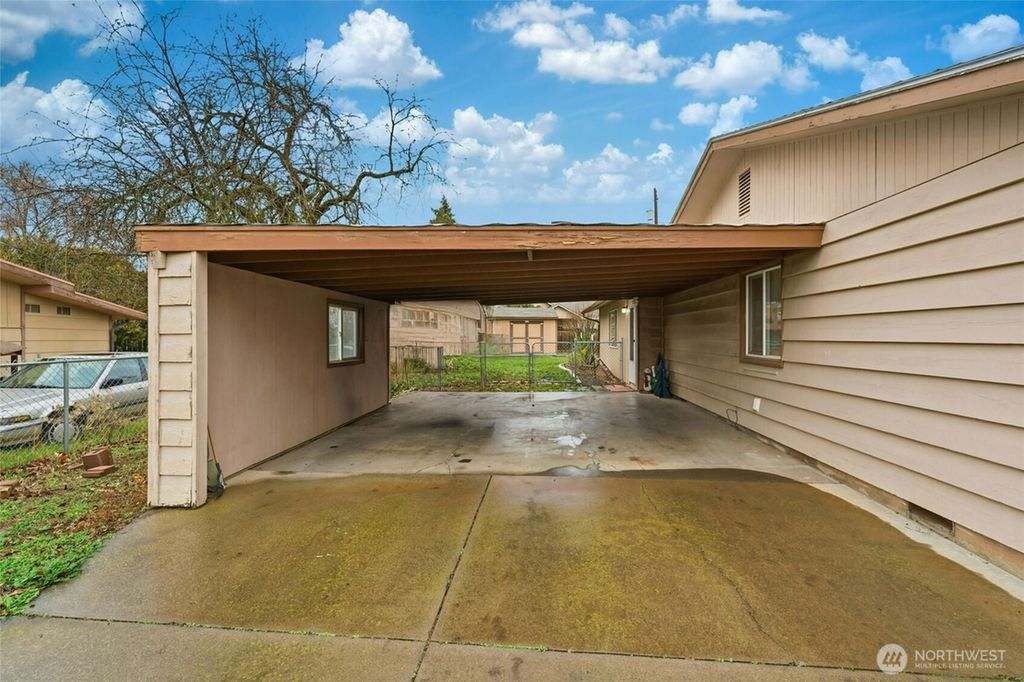 Photo of 1817 Leonard Drive, Walla Walla, WA 99362 (MLS # 2460129)