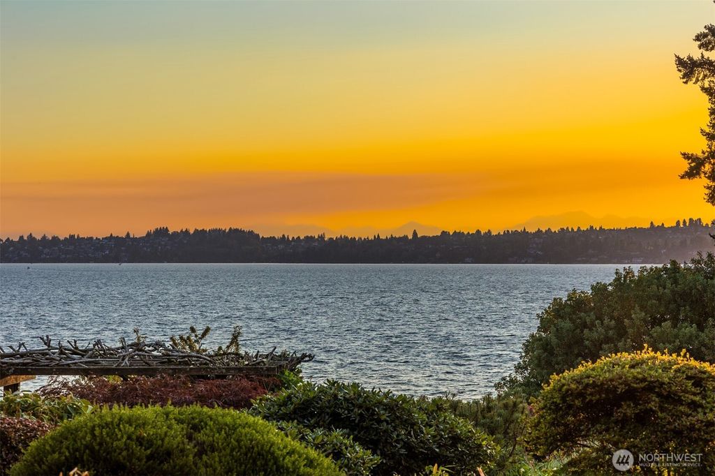 Photo of 6620 Lake Washington Boulevard NE #101, Kirkland, WA 98033 (MLS # 2447977)