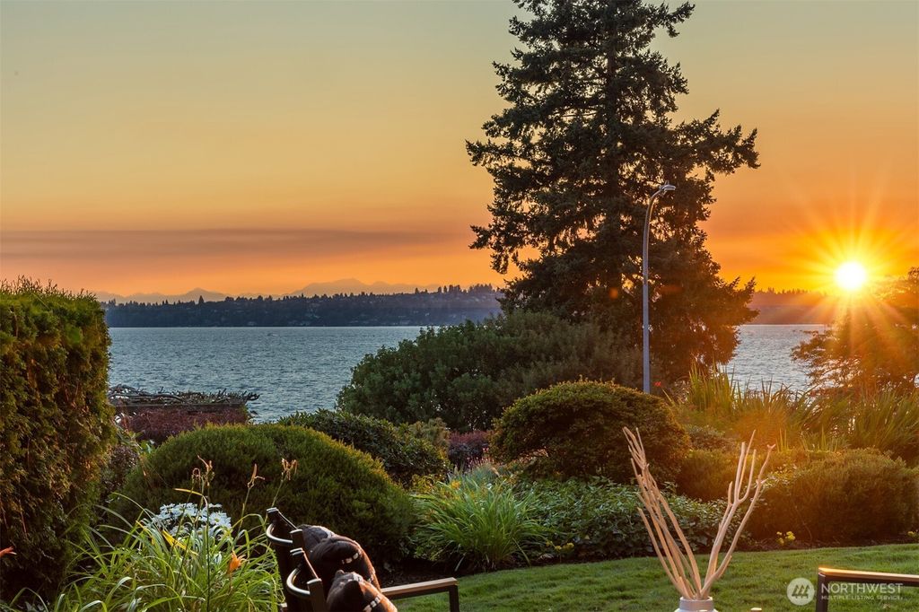 Photo of 6620 Lake Washington Boulevard NE #101, Kirkland, WA 98033 (MLS # 2447977)