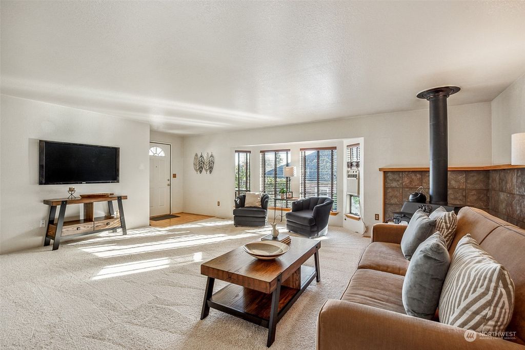 Photo of 21505 5th Place S, Des Moines, WA 98198 (MLS # 2181682)