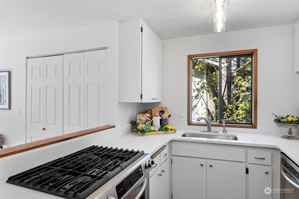 Photo of 1416 NE Perkins Way, Shoreline, WA 98155 (MLS # 2135826)