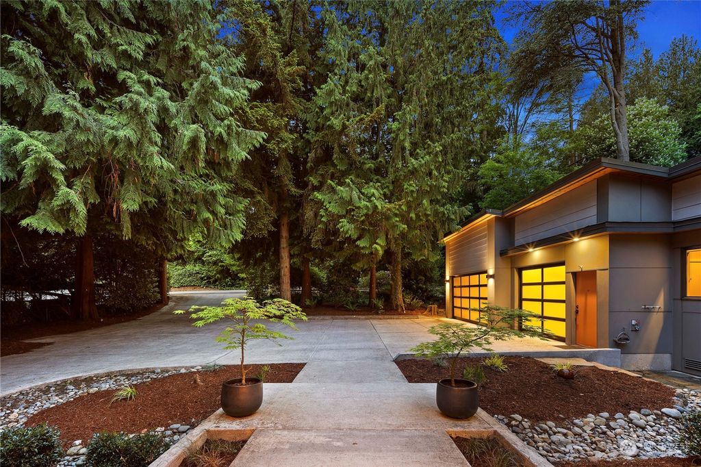 Photo of 17010 Hamlin Road NE, Lake Forest Park, WA 98155 (MLS # 2073494)