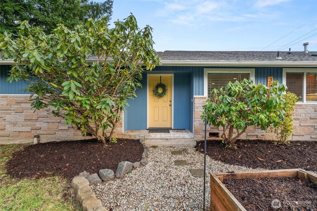 Photo of 306 N 7th Avenue SW, Tumwater, WA 98512 (MLS # 2464273)