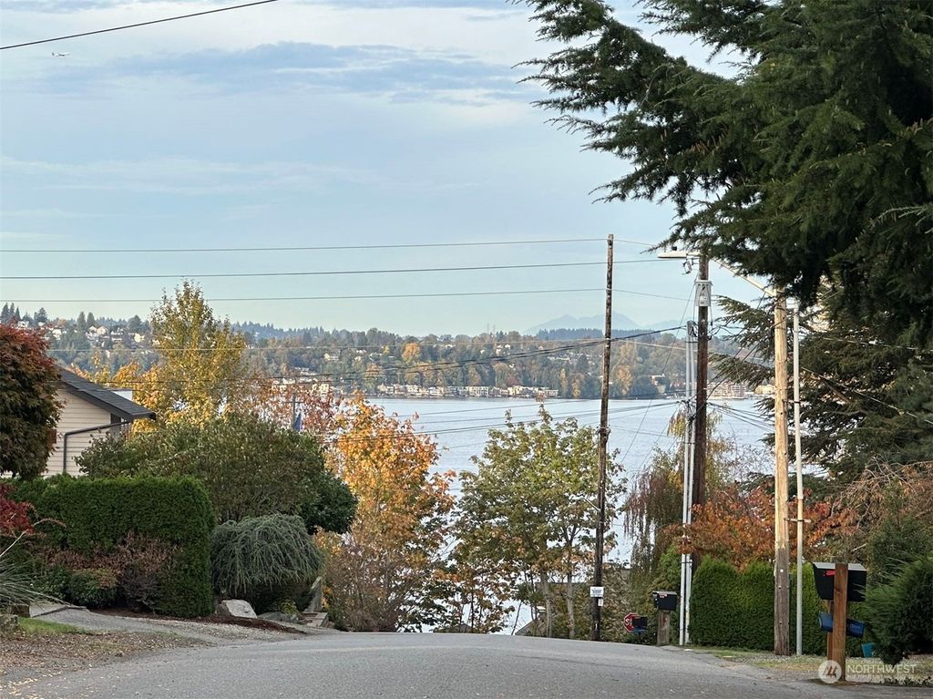 Photo of 813 N 31st Street, Renton, WA 98056 (MLS # 2290646)