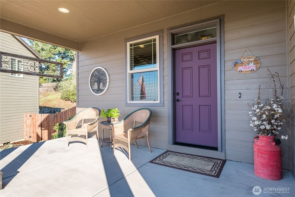 Photo of 622 Stone Park Park, Kalama, WA 98625 (MLS # 2468914)