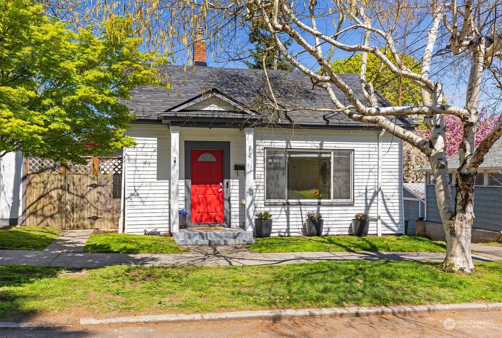 Photo of 516 W Howe Street, Seattle, WA 98119 (MLS # 2224327)