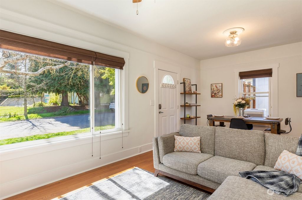 Photo of 516 W Howe Street, Seattle, WA 98119 (MLS # 2224327)