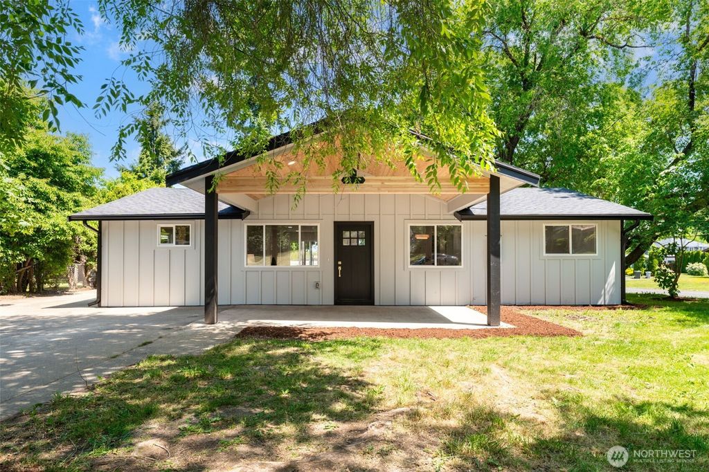 Photo of 27252 121st Avenue SE, Kent, WA 98030 (MLS # 2387689)