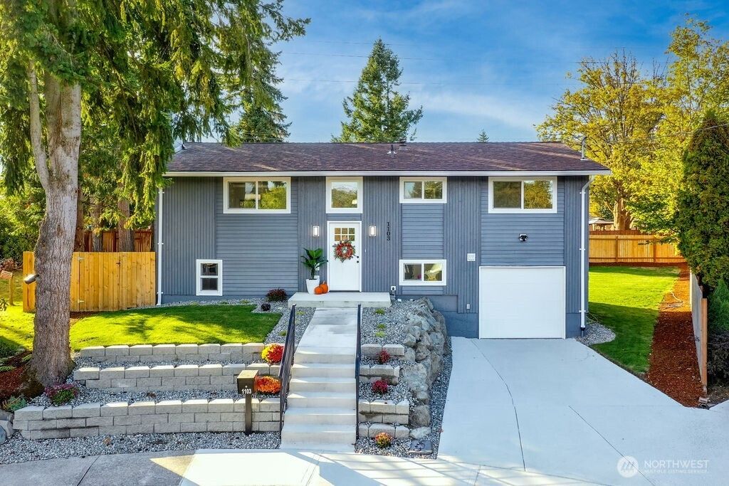 Photo of 1103 Vashon Court NE, Renton, WA 98059 (MLS # 2501325)