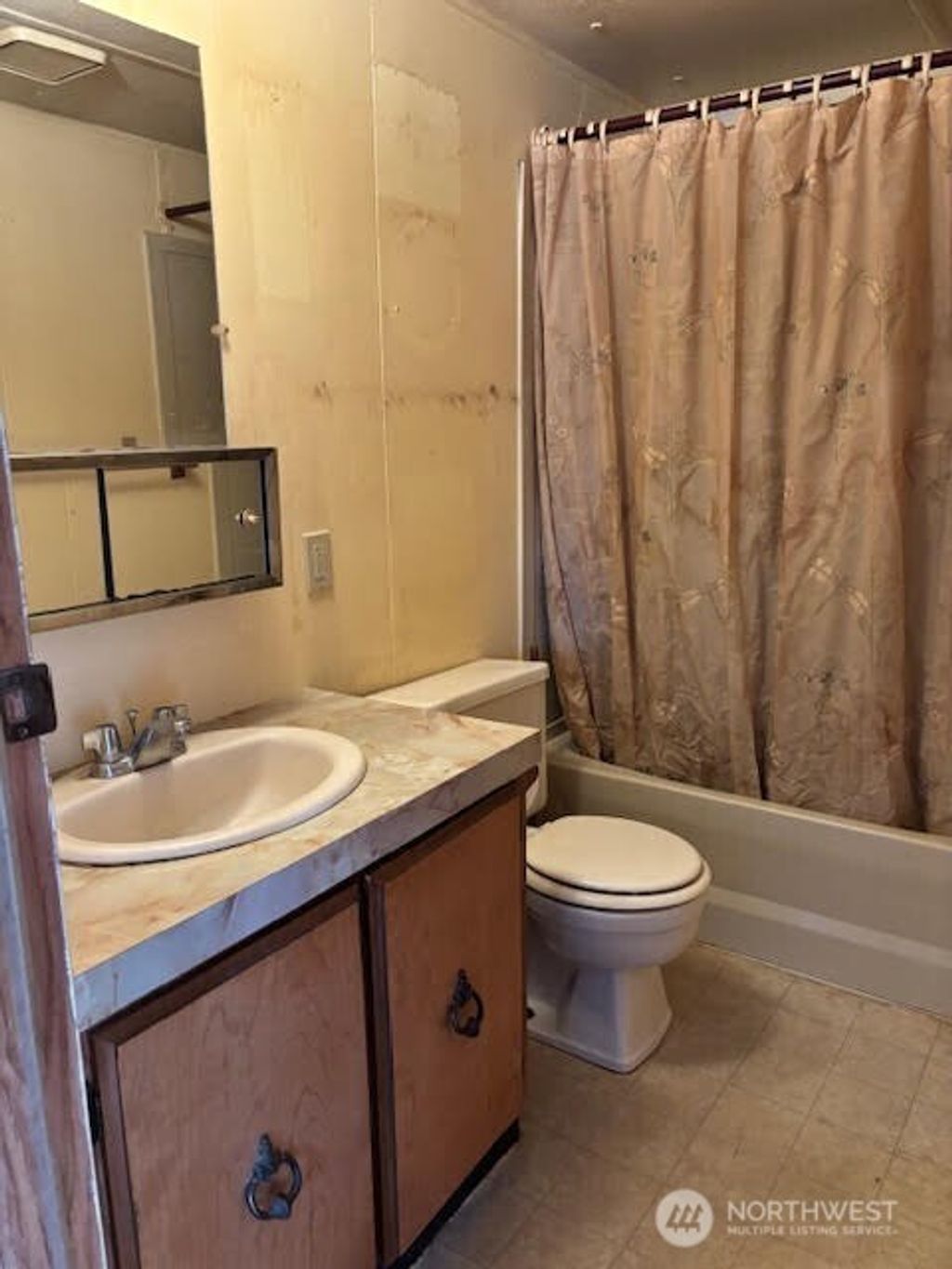 Photo of 823 Cottonwood Drive, Enumclaw, WA 98022 (MLS # 2461229)