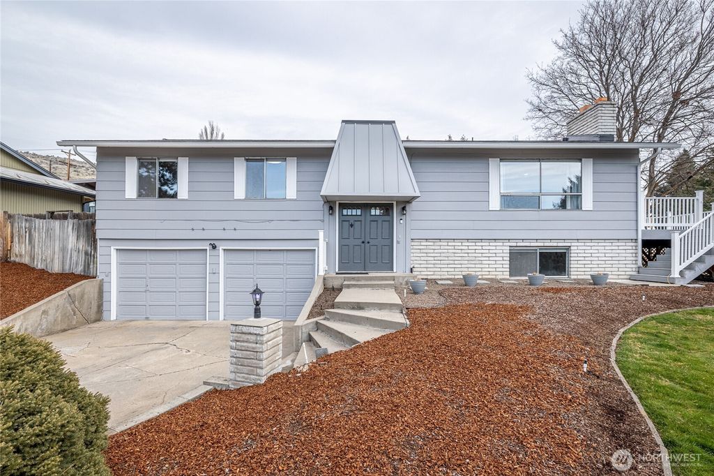 Photo of 1425 Bel Air Drive, East Wenatchee, WA 98802 (MLS # 2474635)