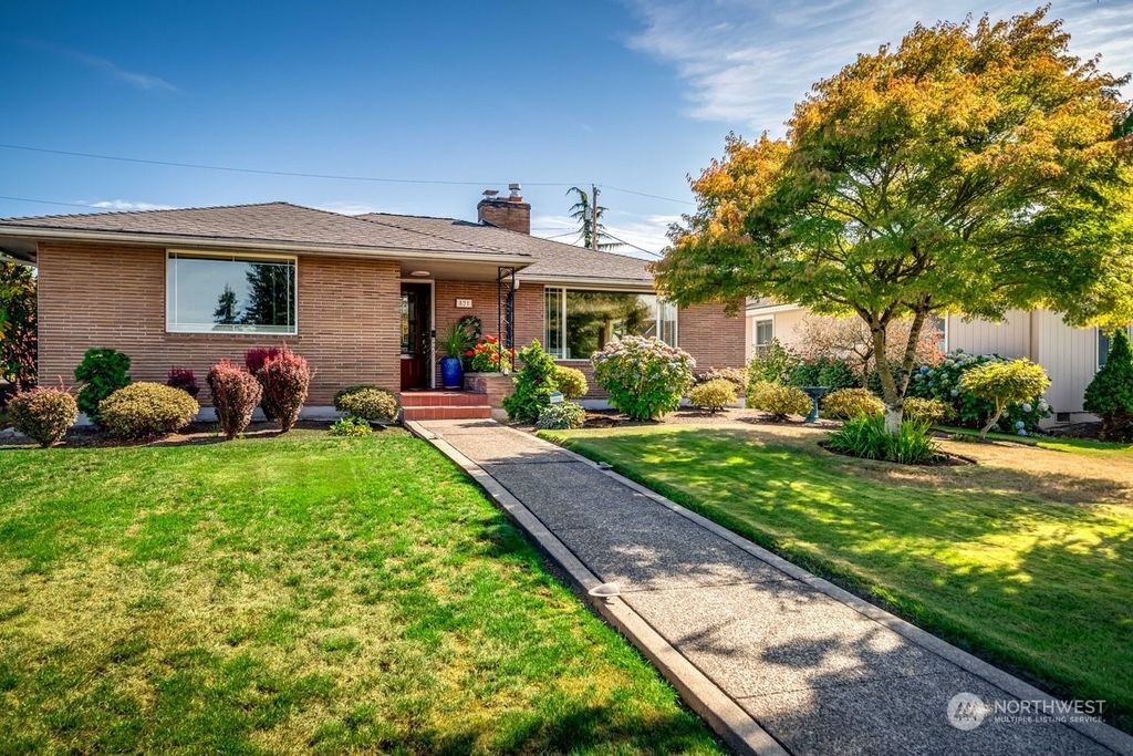 Photo of 821 Rucker Avenue, Everett, WA 98201 (MLS # 2157795)
