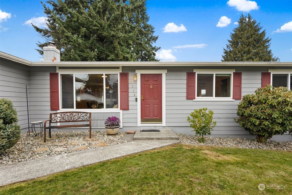 Photo of 6314 Bluff Place, Everett, WA 98203 (MLS # 2182424)