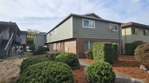 Photo of 935 16th Avenue, Longview, WA 98632 (MLS # 2441985)