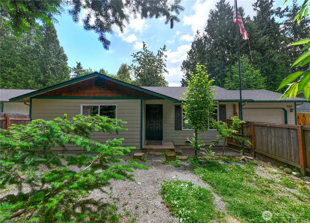 Photo of 744 Summerset Way, Sedro Woolley, WA 98284 (MLS # 2540118)