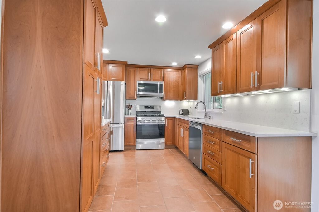 Photo of 35432 18th Avenue SW, Federal Way, WA 98023 (MLS # 2386650)
