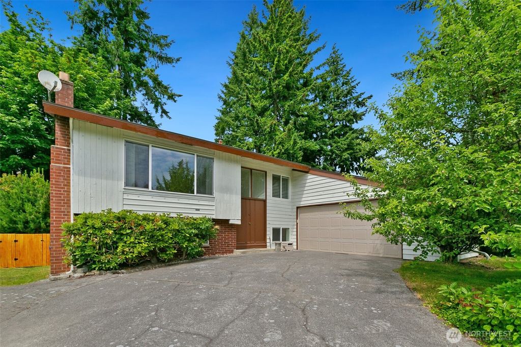 Photo of 12512 SE 70th Street, Newcastle, WA 98056 (MLS # 2390549)