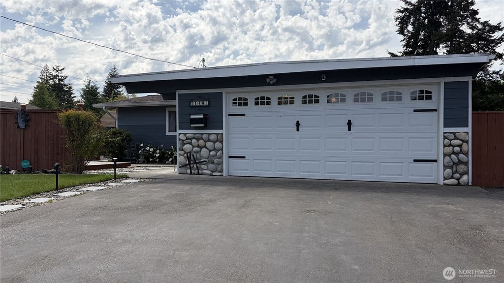Photo of 21404 W 54th Place W, Mountlake Terrace, WA 98043 (MLS # 2526014)
