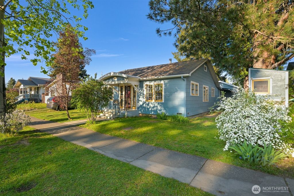 Photo of 2720 Elm Street, Bellingham, WA 98225 (MLS # 2516006)