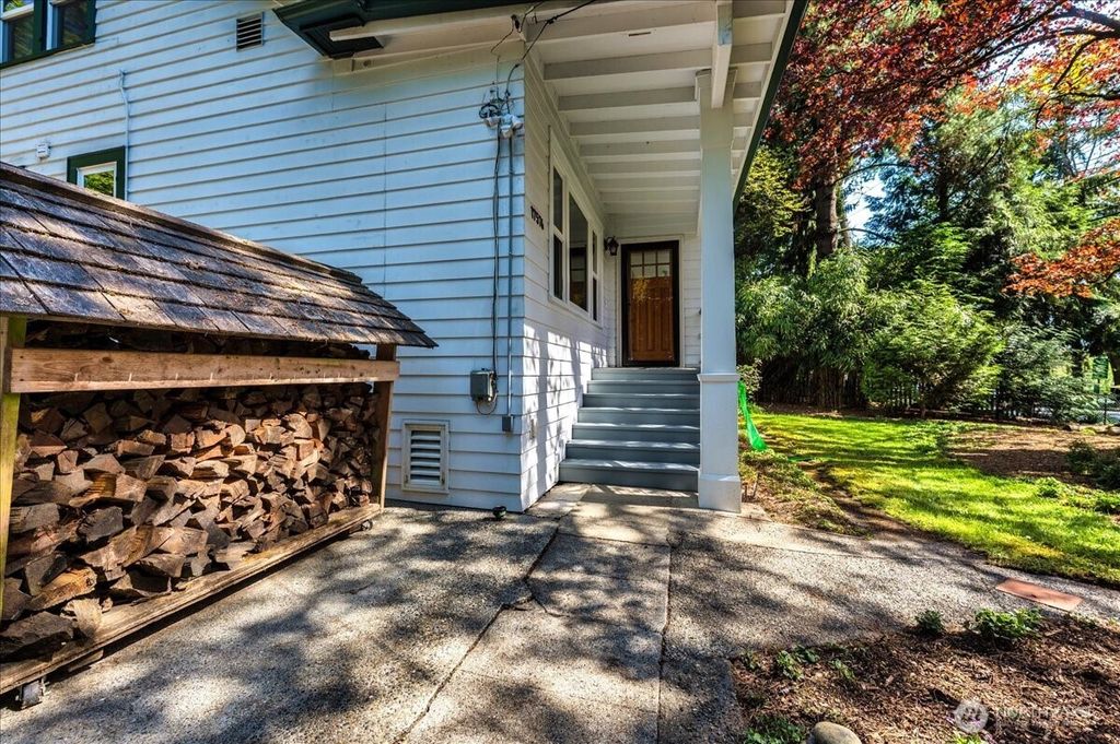 Photo of 17576 Ballinger Way NE, Lake Forest Park, WA 98155 (MLS # 2356330)