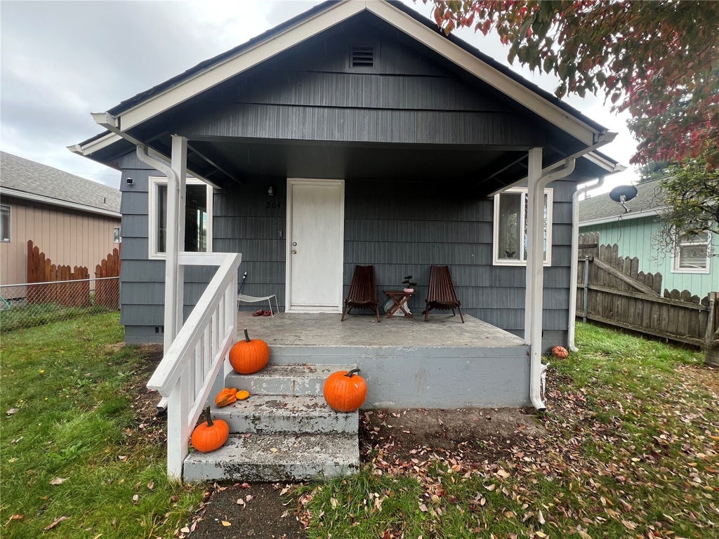 Photo of 264 21st Street, Longview, WA 98632 (MLS # 2596680)