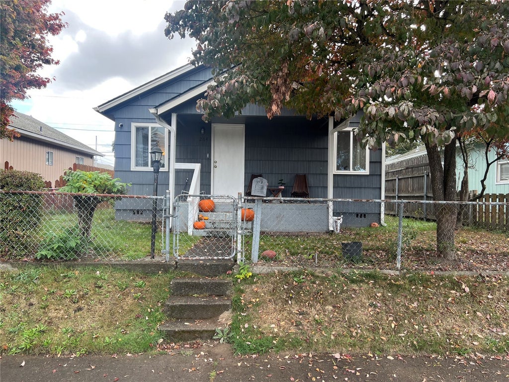 Photo of 264 21st Street, Longview, WA 98632 (MLS # 2596680)