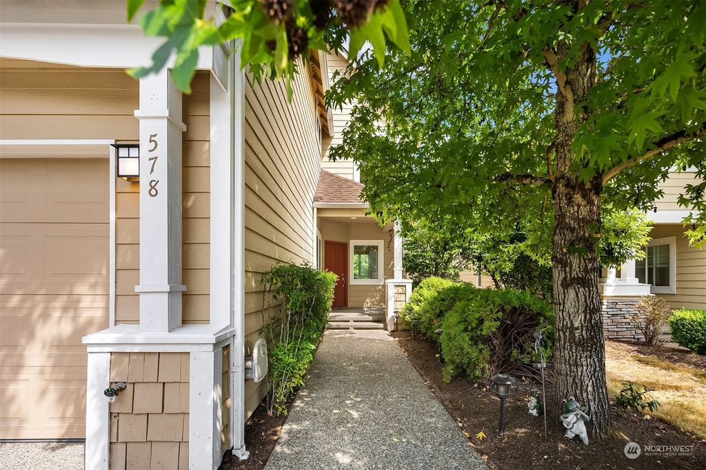 Photo of 578 239th Avenue SE, Sammamish, WA 98074 (MLS # 2270617)