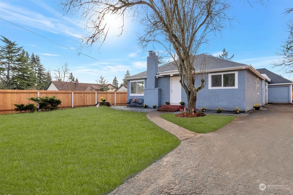 Photo of 15215 8th Avenue NE, Shoreline, WA 98155 (MLS # 2202519)