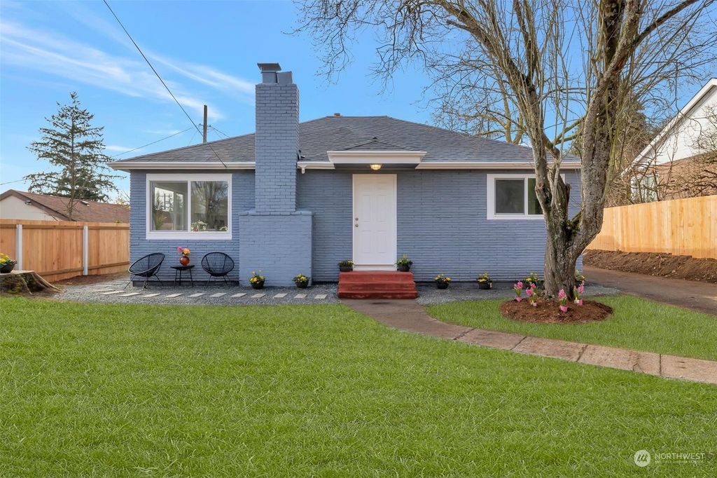 Photo of 15215 8th Avenue NE, Shoreline, WA 98155 (MLS # 2202519)