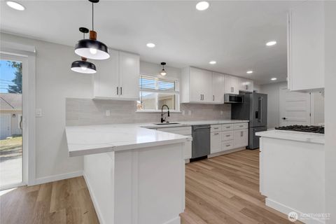 Photo of 1425 N Woodlawn St, Tacoma, WA 98406 (MLS # 2427892)