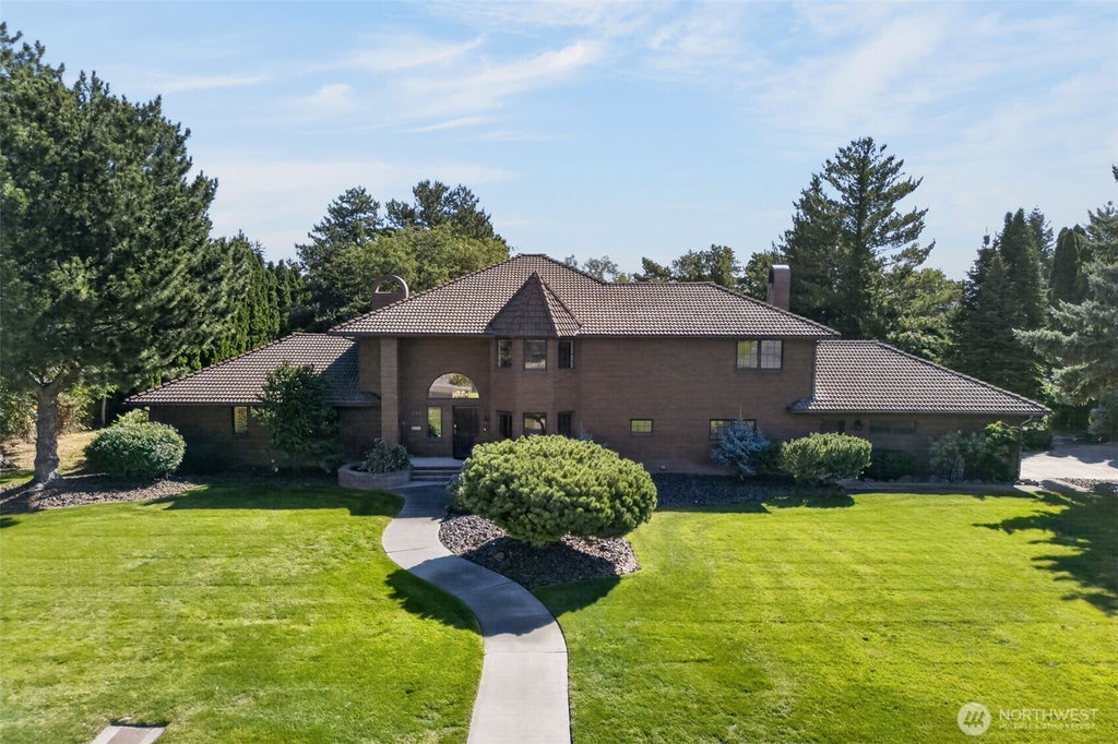 Photo of 810 D Street SW, Ephrata, WA 98823 (MLS # 2587787)