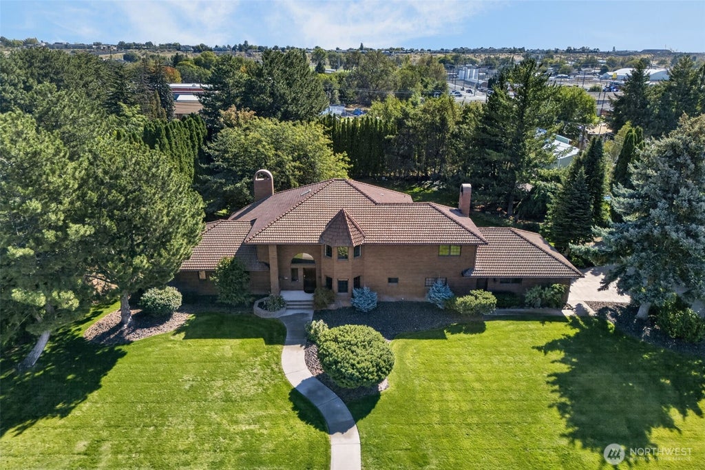 Photo of 810 D Street SW, Ephrata, WA 98823 (MLS # 2587787)